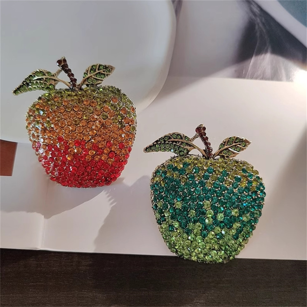 Broche pomme rétro littéraire  - Eve Jewelry & Watches Distribuidor Oficial Rolex avis et prix